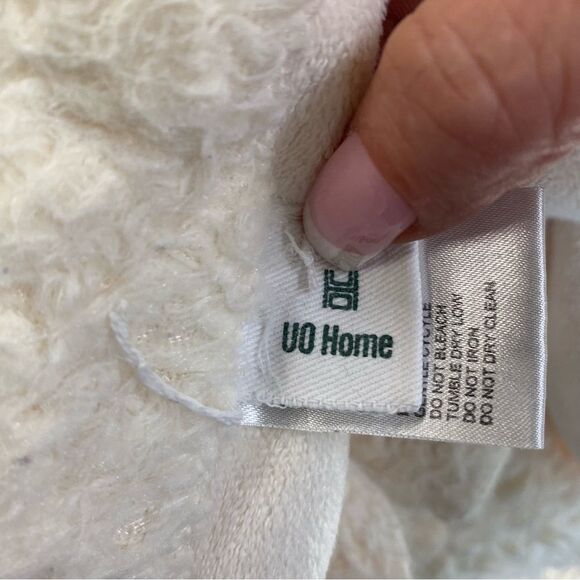 Urban Outfitters OU Home White Throw Soft Sherpa Fleece Blanket 65" x 70" - Picture 6 of 10